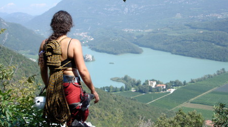 Maya si gode il meritato panorama. Scendendo dopo la scalata della parete del Limarò ad Arco Dopo la scalata ad arco