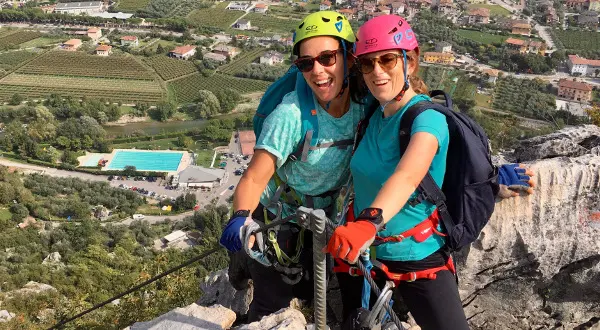 all'uscita della via ferrata dei colodri ad arco, puro divertimento in sicurezza ! corso di vie ferrate