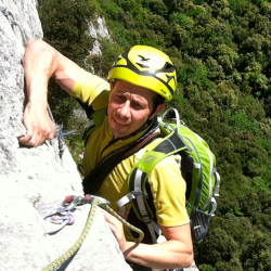 Valter risolve con disinvoltura un difficile passaggio su roccia Arco vie lunghe