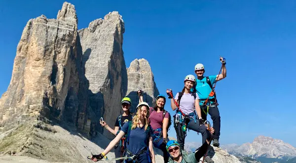 Alpinisti con imbrago, dissipatori, casco, pronti per fare la via ferrata Innerkofler